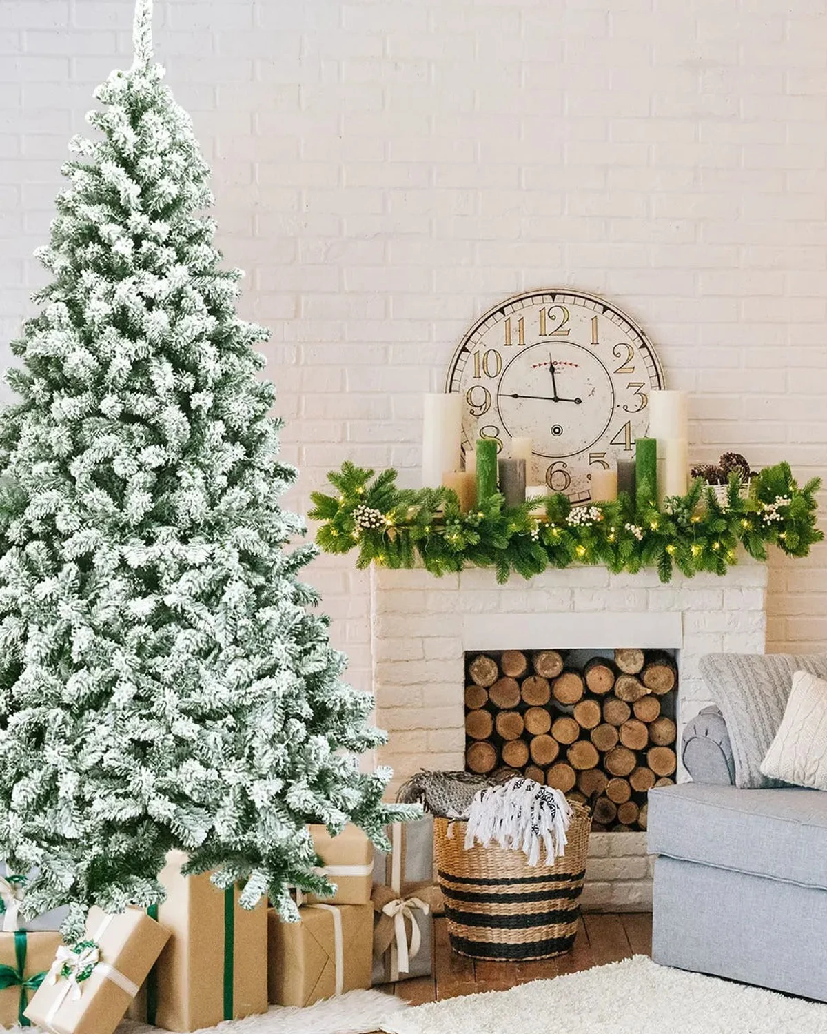 Pauline Home - Set: Künstlicher Weihnachtsbaum 225 cm & Metallständer | Christbaum mit PVC-Spitzen & Klappsystem